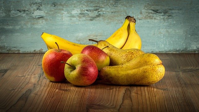 čerstvá jablka a banány