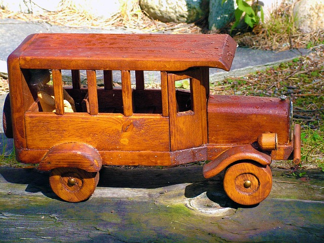 dřevěný autobus
